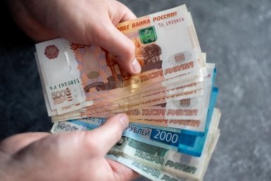 Женщинам предложили дарить к празднику федеральные выплаты в размере двух МРОТ Илья Аверьянов, ИА PrimaMedia.ru