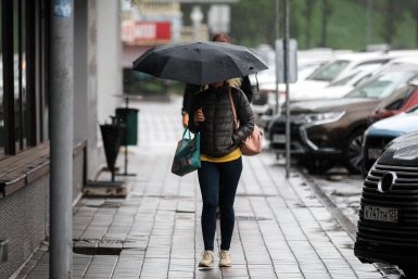 дождь, ливень, тайфун, зонт, пешеход Евгений Кулешов, ИА PrimaMedia.ru