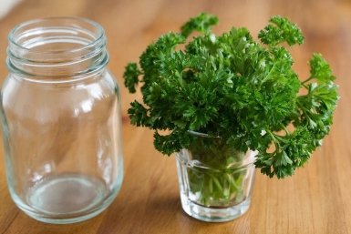 Храню зелень в перевернутой банке и наслаждаюсь свежим вкусом