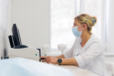 Температура спала, а потом вернулась: врач назвала главный признак энцефалита