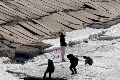 Опасная забава: детей заметили на льду Ангары в Иркутске  ИА IrkutskMedia