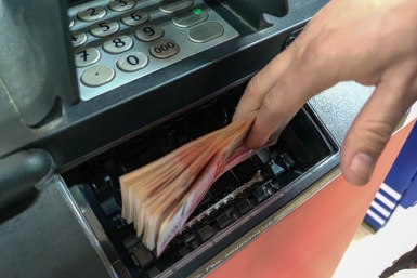 Эксперт объяснил, почему россияне массово снимают наличные в банкоматах