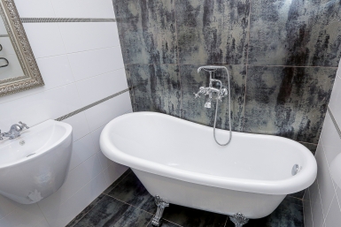 Ванна ослепит белизной: 2 капли на тряпку и протираю - есть в каждой аптечке