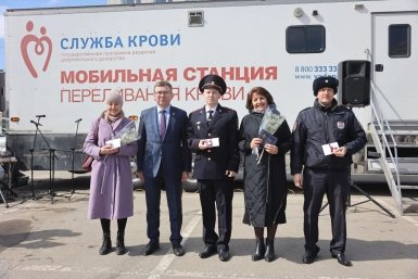 Два офицера полиции из Иркутской области получили знаки &quotПочётный донор России&quot МВД по Иркутской области