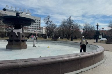 Чашу фонтана перекрашивают в сквере им. Кирова Иркутска ИА IrkutskMedia