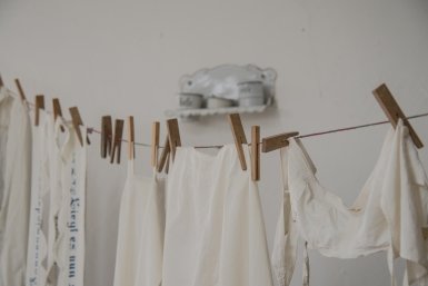 Как новенькие: убираем въевшиеся пятна с любимой одежды - 5 способов вдохнуть в них новую жизнь