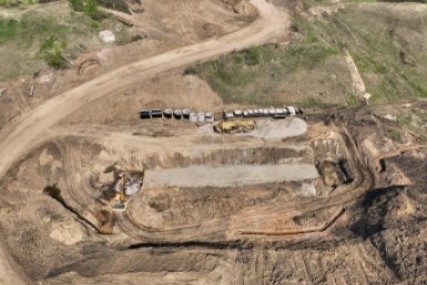 На подъезде к Зыково прокладывают трубы для пропуска воды
