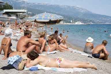 Чем занимались у моря взрослые и дети Сгенерировано ИИ
