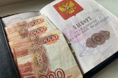 Путин запретил физлицам вывозить свыше 1 млн рублей наличкой из России