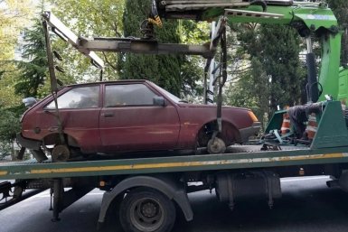 Брошенные машины убирают с улиц Ялты Соцсети С. Шевченко