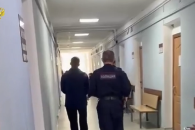 Молодого человека, выстрелившего в лицо водителю автобуса во Владивостоке, заключили под стражу Скриншот из видео в ТГ-канале (16+) прокуратуры Приморья