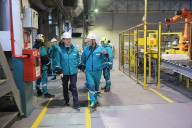 В Красноярске показали, как роботы заменяют тяжёлый труд на заводе