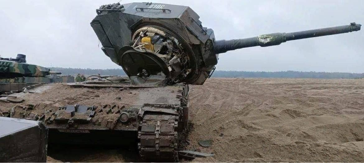 Украинские военные сорвали башню с танка Leopard2A4 Скриншот из видео с места событий